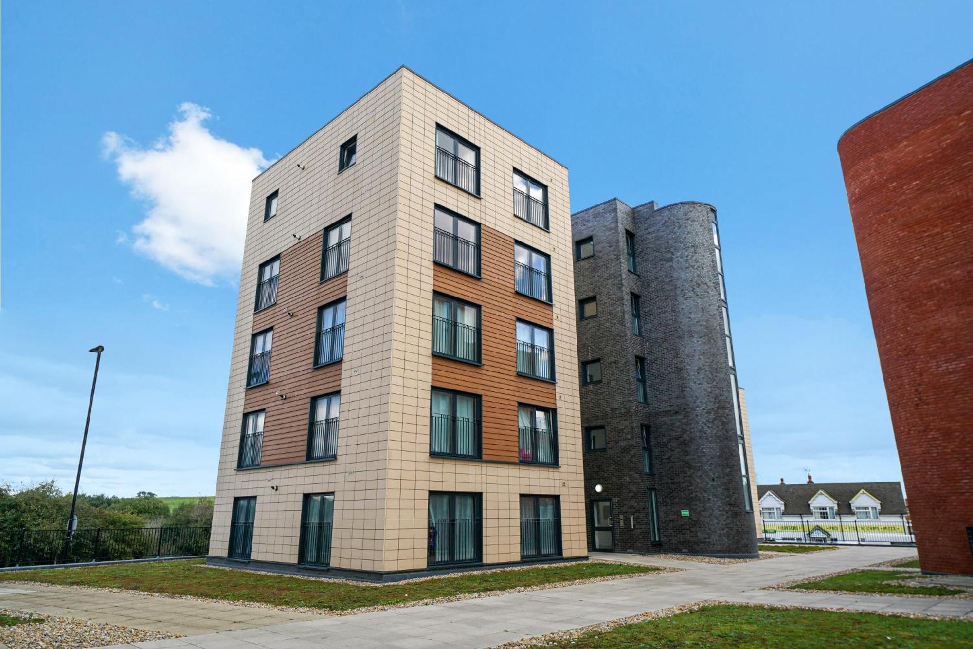 One And Two Bed Apartments Slough Near Heathrow كولنبروك المظهر الخارجي الصورة