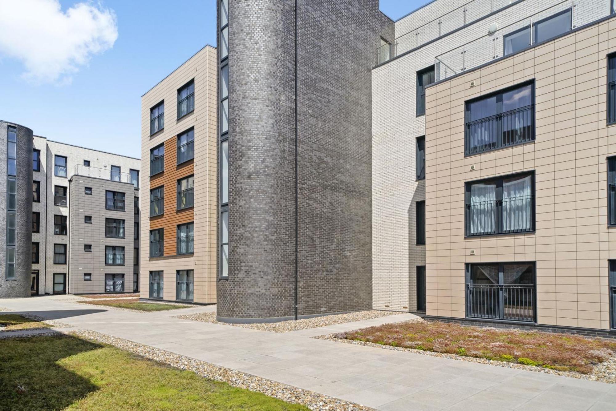 One And Two Bed Apartments Slough Near Heathrow كولنبروك المظهر الخارجي الصورة
