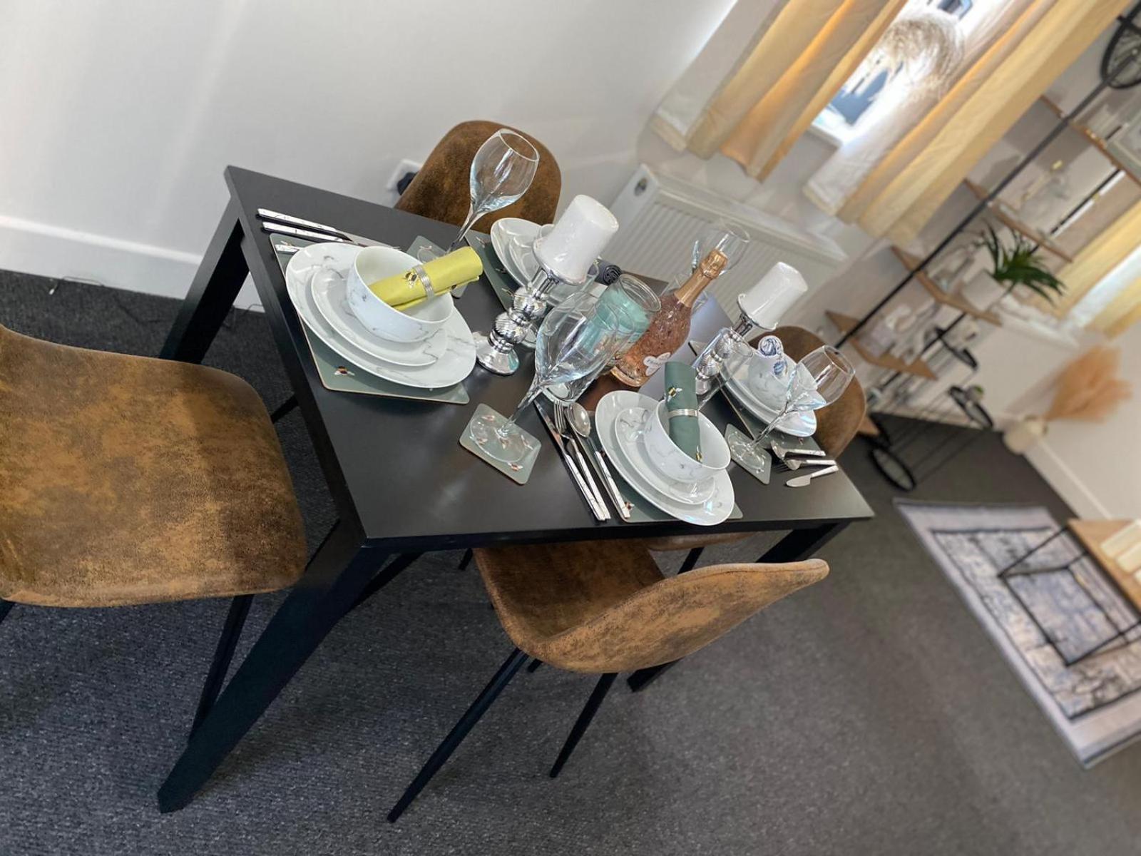 One And Two Bed Apartments Slough Near Heathrow كولنبروك المظهر الخارجي الصورة