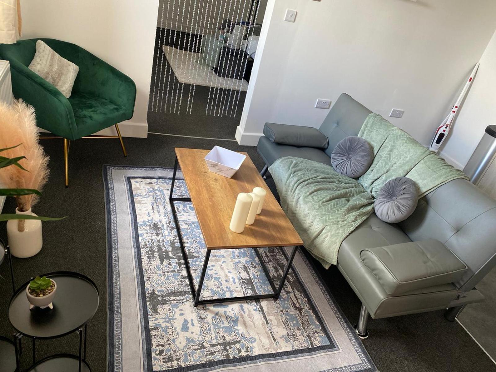 One And Two Bed Apartments Slough Near Heathrow كولنبروك المظهر الخارجي الصورة
