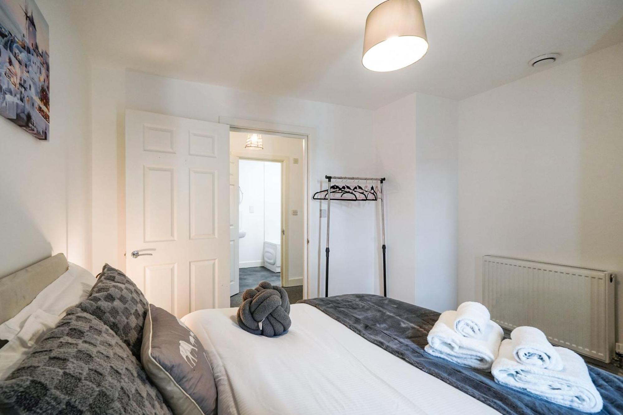 One And Two Bed Apartments Slough Near Heathrow كولنبروك المظهر الخارجي الصورة