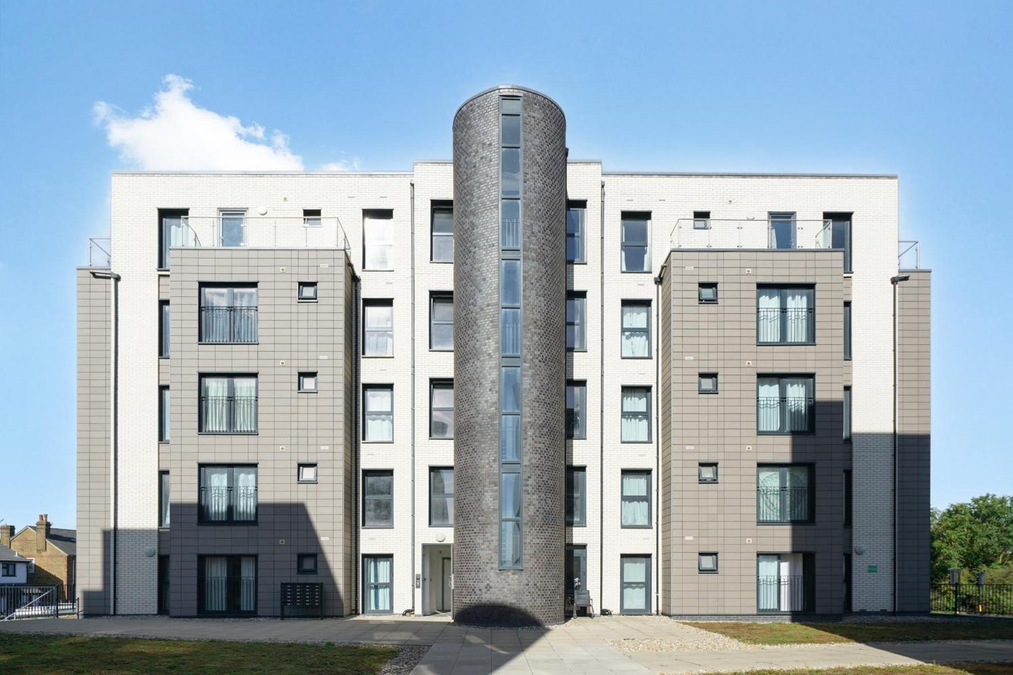 One And Two Bed Apartments Slough Near Heathrow كولنبروك المظهر الخارجي الصورة