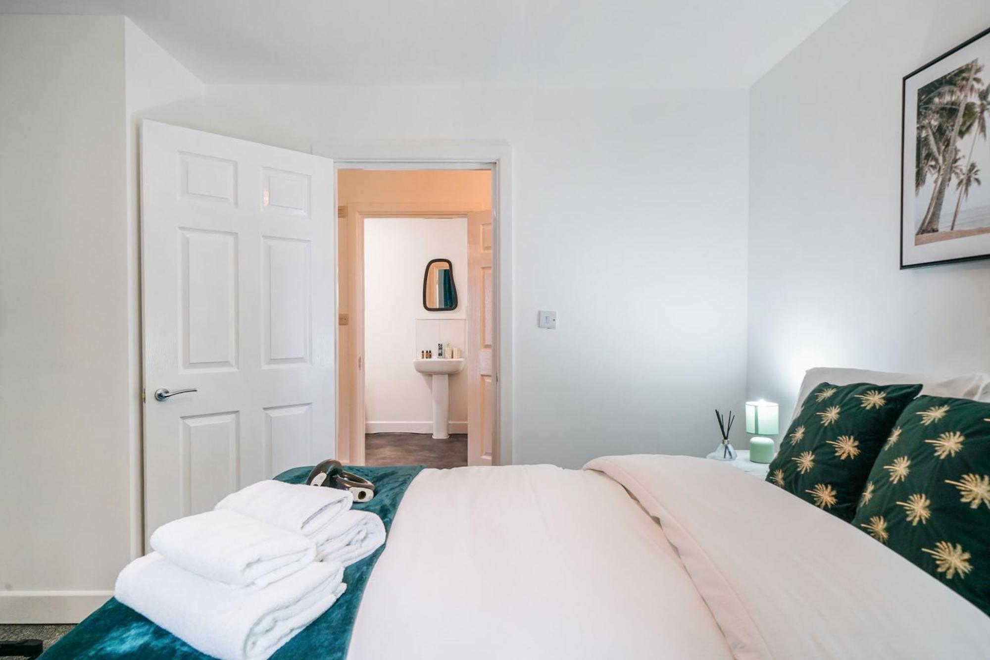 One And Two Bed Apartments Slough Near Heathrow كولنبروك المظهر الخارجي الصورة