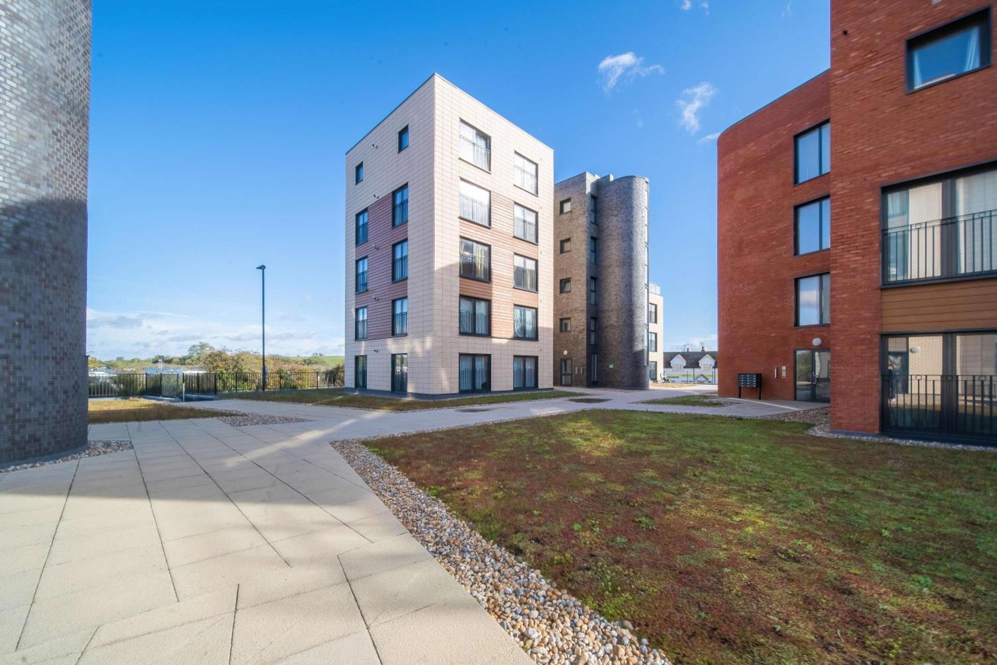 One And Two Bed Apartments Slough Near Heathrow كولنبروك المظهر الخارجي الصورة