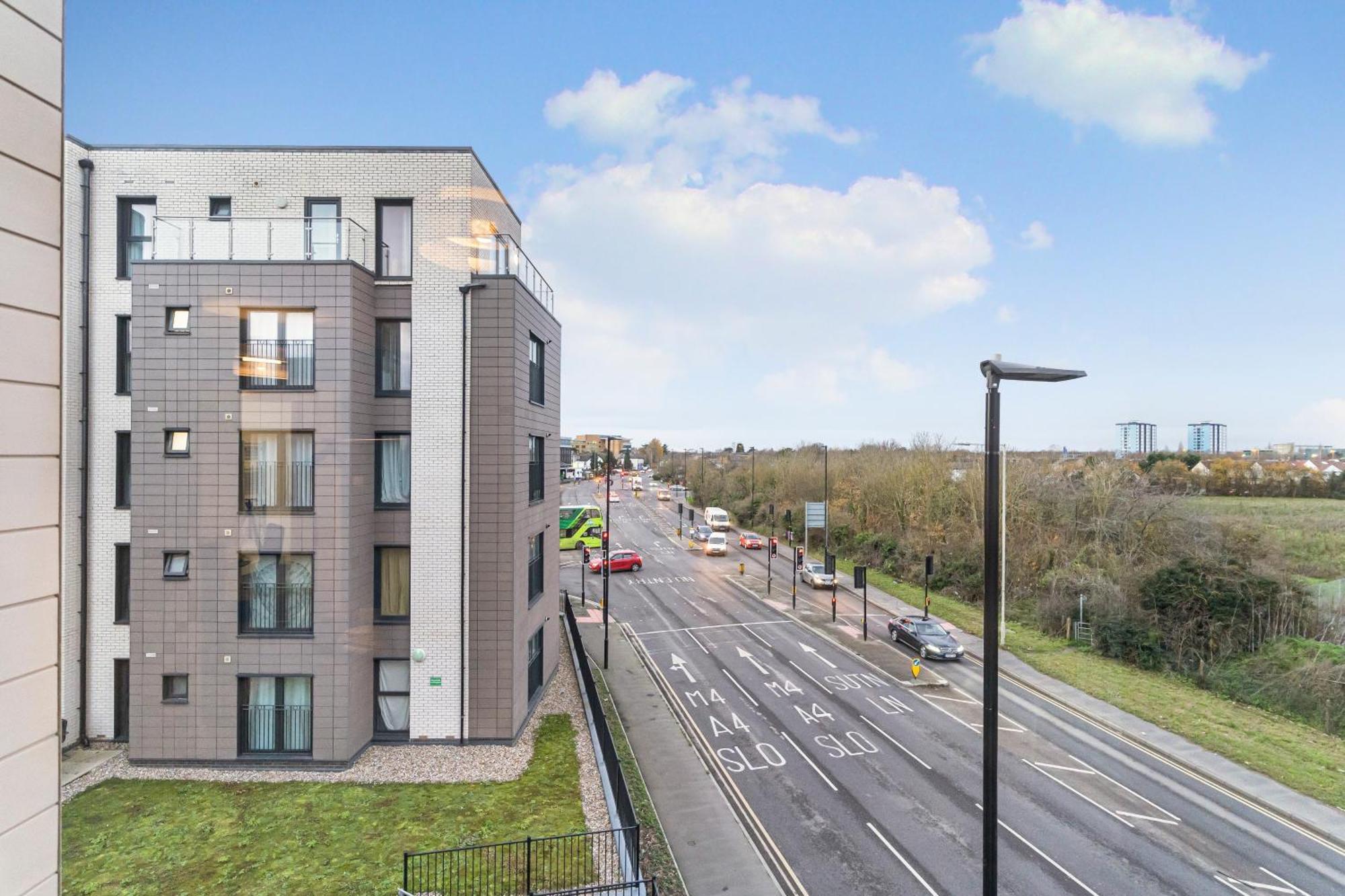 One And Two Bed Apartments Slough Near Heathrow كولنبروك المظهر الخارجي الصورة